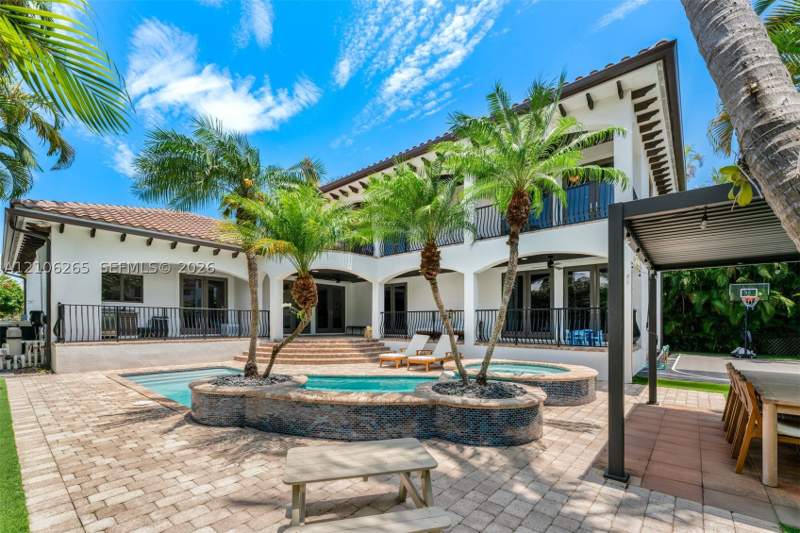 4 bedroom SingleFamilyResidence at 1210 95th St, Bay Harbor Island, Bay Harbor Islands — photo 2