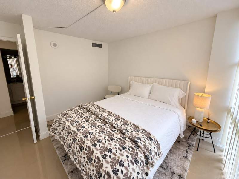 2 bedroom Condominium at 17021 N Bay Road 107, Plaza Of Americas Condo Pa, Sunny Isles Beach — photo 3