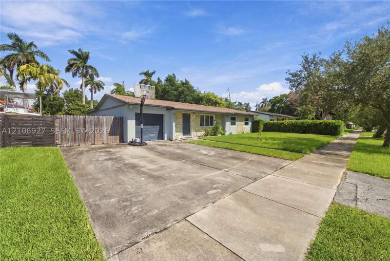 4 bedroom SingleFamilyResidence at 9121 SW 184th Ter, Bel Aire Sec 15, Cutler Bay — photo 2