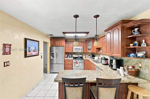 9121 SW 184th Ter, Cutler Bay FL - photo 8 of 34