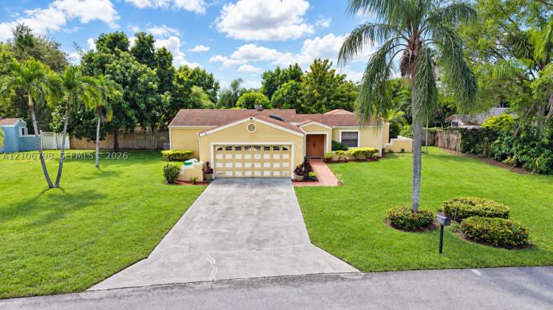 4 bedroom SingleFamilyResidence at 14750 SW 156th St, Kings Grant East, Miami — photo 2