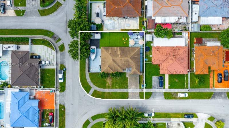 3 bedroom SingleFamilyResidence at 17990 SW 113th Ct, Torrent Sub, Miami — photo 4