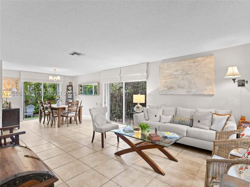4 bedroom SingleFamilyResidence at 9921 NW 51st Ln, Doral Lakes, Doral — photo 5