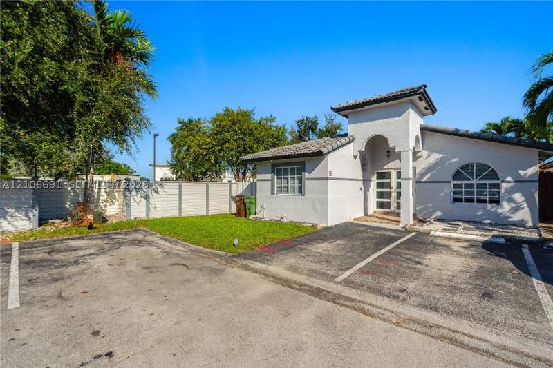 3 bedroom Villa at 3355 W 68th St 128, Los Palacios Condo, Hialeah — photo 2