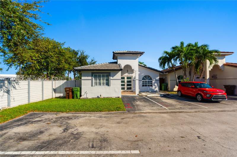 3 bedroom Villa at 3355 W 68th St 128, Los Palacios Condo, Hialeah — photo 3