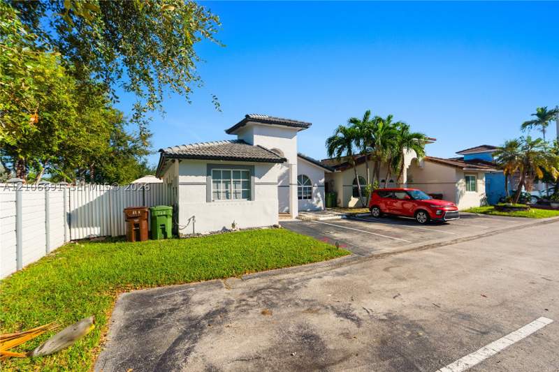 3 bedroom Villa at 3355 W 68th St 128, Los Palacios Condo, Hialeah — photo 4