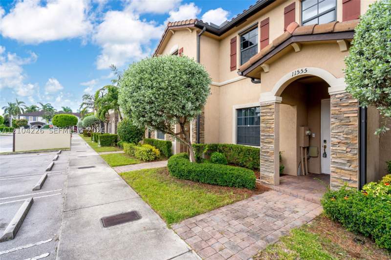 2 bedroom Townhouse at 11555 SW 248th Ln, Coco Palm Estates, Homestead — photo 2