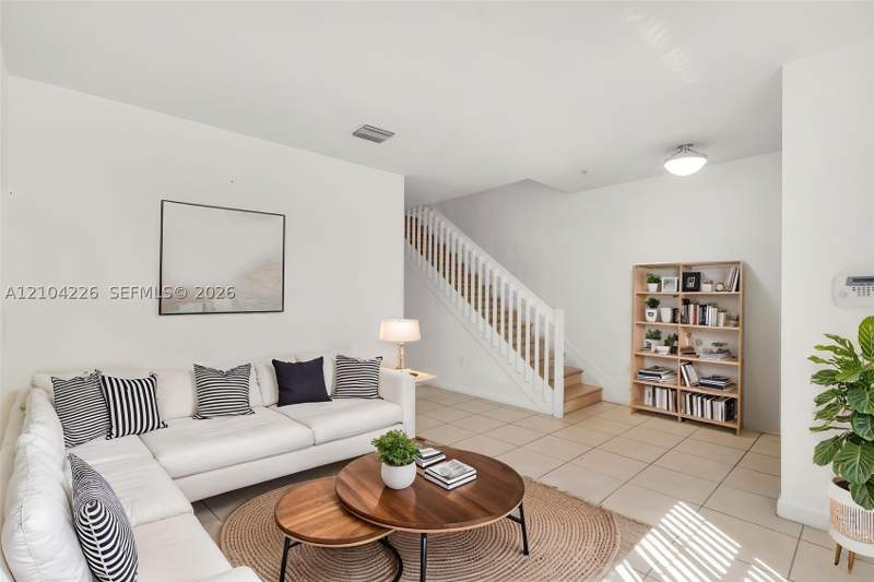 2 bedroom Townhouse at 11555 SW 248th Ln, Coco Palm Estates, Homestead — photo 3