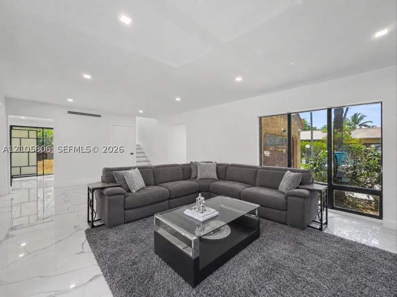 3 bedroom SingleFamilyResidence at 20409 NE 10th Ct Rd, Sky Lake Villas First Add, Miami — photo 2