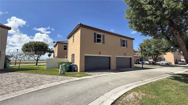 5 bedroom Townhouse at 9575 SW 171st Path, Kendall Commons Townhomes, Miami — photo 3