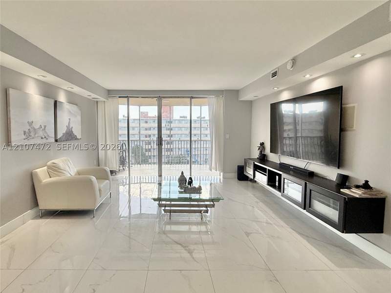 2 bedroom Condominium at 1770 NE 191st St 717-1, Jade Winds Group -, Miami — photo 2