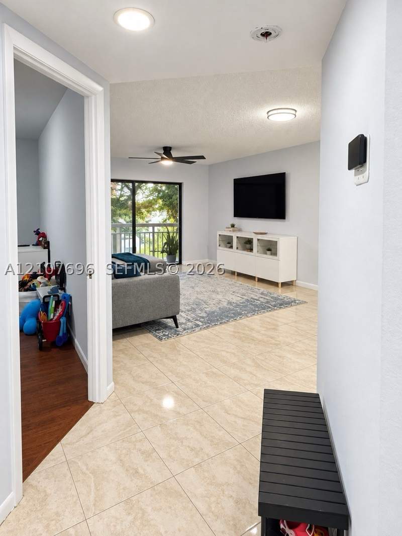2 bedroom Condominium at 8290 Lake Dr 418, Las Vistas At Doral Condo, Doral — photo 4