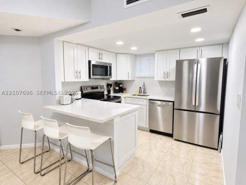 8290 Lake Dr 418, Doral FL - photo 7 of 30