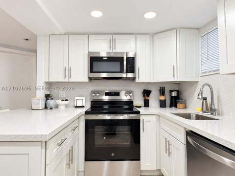 8290 Lake Dr 418, Doral FL - photo 8 of 30