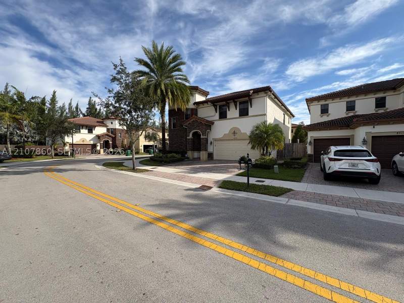 5 bedroom SingleFamilyResidence at 8925 NW 99th Ct, Doral Breeze, Doral — photo 3
