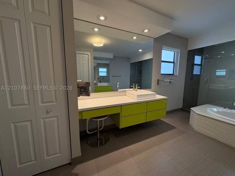 5 bedroom SingleFamilyResidence at 8925 NW 99th Ct, Doral Breeze, Doral — photo 4
