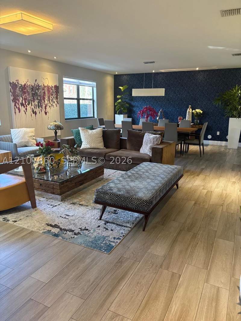 5 bedroom SingleFamilyResidence at 8925 NW 99th Ct, Doral Breeze, Doral — photo 5