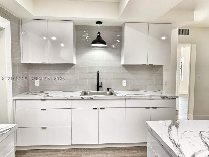 5 bedroom SingleFamilyResidence at 351 W 36th St, Carole Anne Park, Hialeah — photo 3