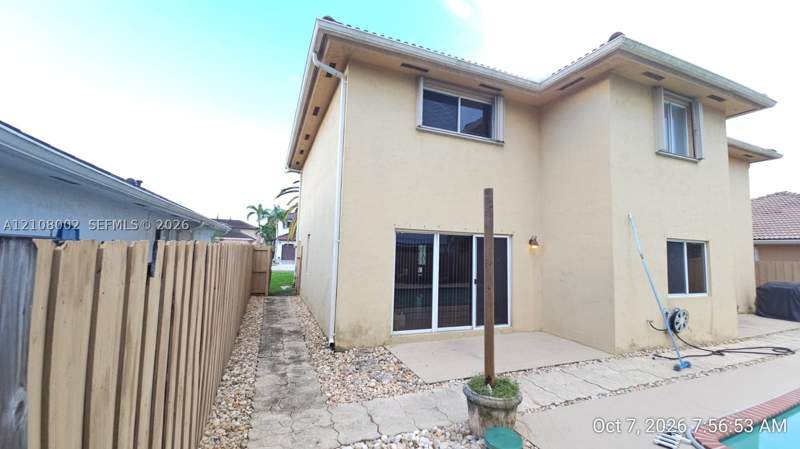 3 bedroom SingleFamilyResidence at 14373 SW 166th Ter, Laguna Ponds Sec 2, Miami — photo 2