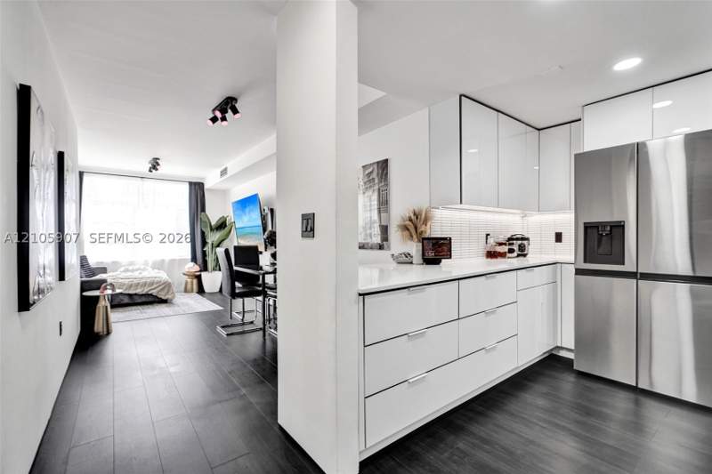 1 bedroom Condominium at 1460 Ocean Dr 308, The Drake Condo, Miami Beach — photo 2