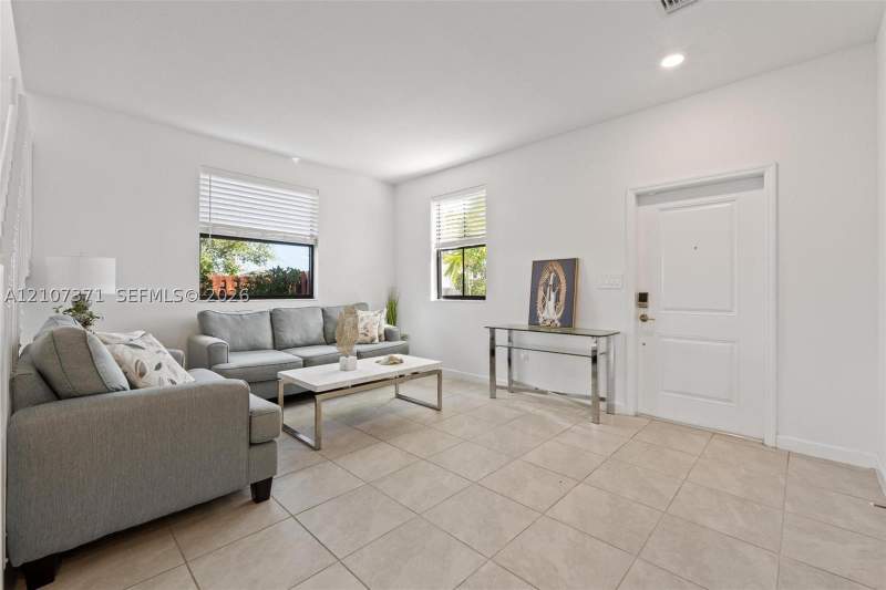 5 bedroom SingleFamilyResidence at 11903 SW 241st St, Estates At Silver Palm, Homestead — photo 5