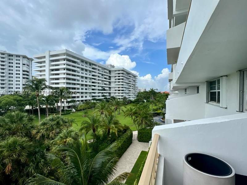2 bedroom SingleFamilyResidence at 177 Ocean Lane Dr, Key Biscaynes Commodore C, Key Biscayne — photo 3