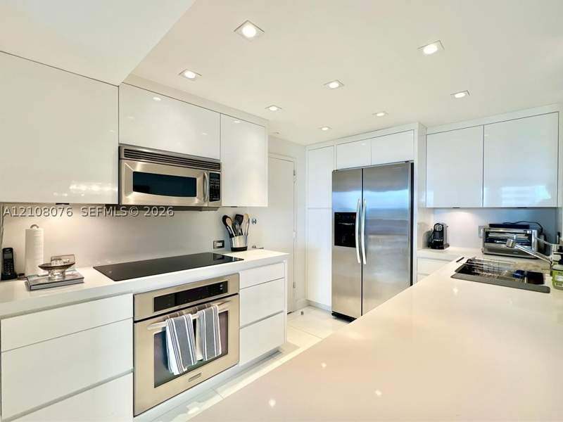 2 bedroom SingleFamilyResidence at 177 Ocean Lane Dr, Key Biscaynes Commodore C, Key Biscayne — photo 4