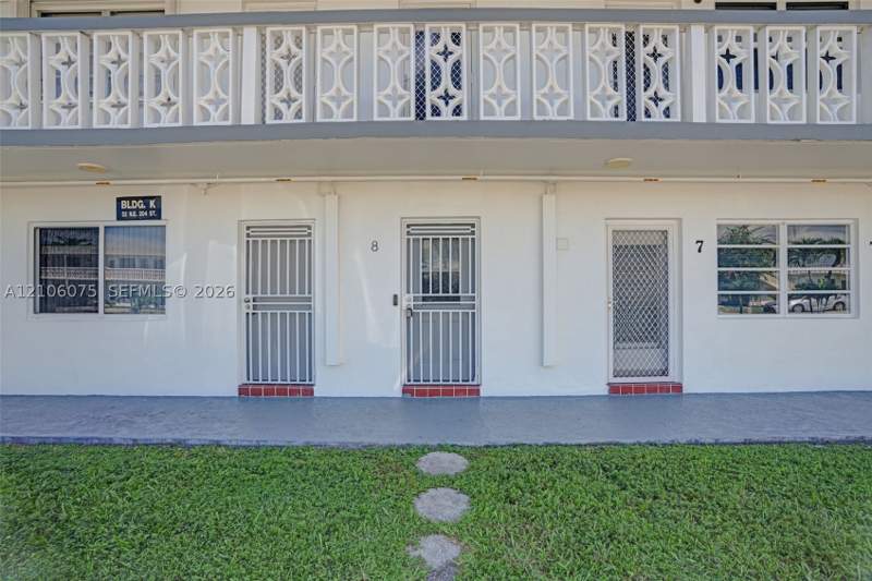 2 bedroom Condominium at 52 NE 204th St 8, Ro-Mont Gardens Andover C, Miami Gardens — photo 2