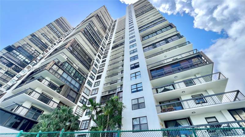 2 bedroom Condominium at 2333 Brikell Ave 2110, Brickell Bay Club Condo, Miami — photo 2