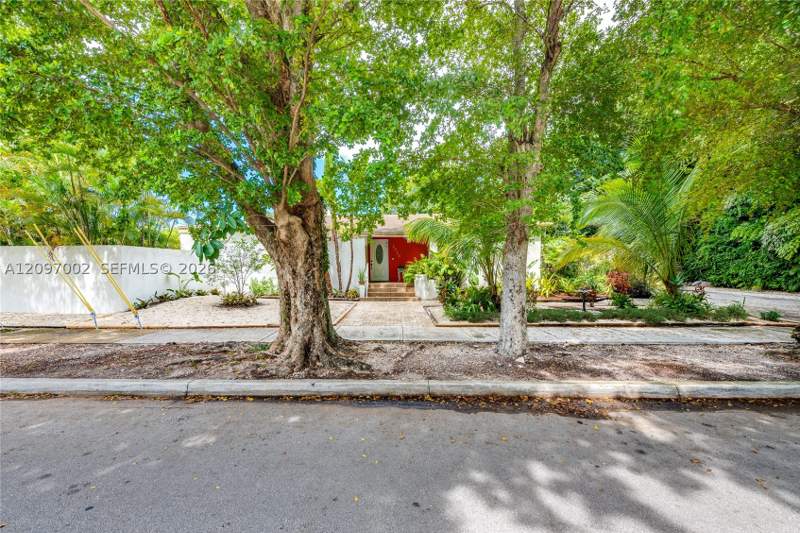5 bedroom SingleFamilyResidence at 2920 SW 1st Ave, Brickell Estates, Miami — photo 4