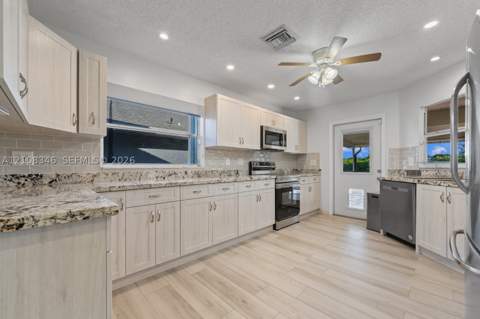 2530 SE 7th Pl, Homestead FL - photo 6 of 33