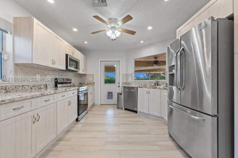2530 SE 7th Pl, Homestead FL - photo 7 of 33