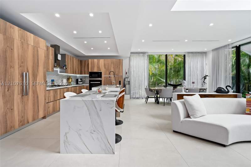 5 bedroom SingleFamilyResidence at 311 SE 189th St., Ocean Blvd Estates Sec A, Sunny Isles Beach — photo 4