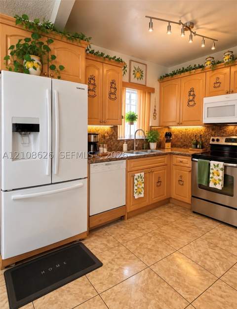 971 NE 156th Ter, North Miami Beach FL - photo 10 of 31