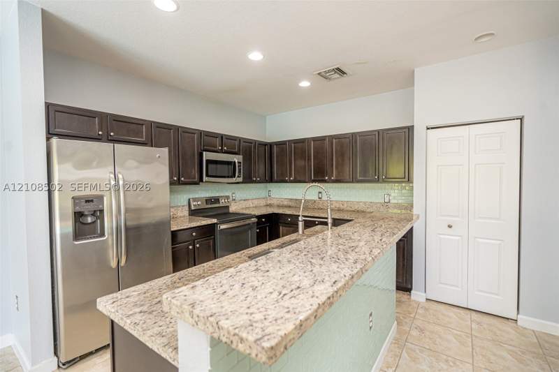 5 bedroom SingleFamilyResidence at 180 NE 26th Ave, Capri At Oasis, Homestead — photo 5