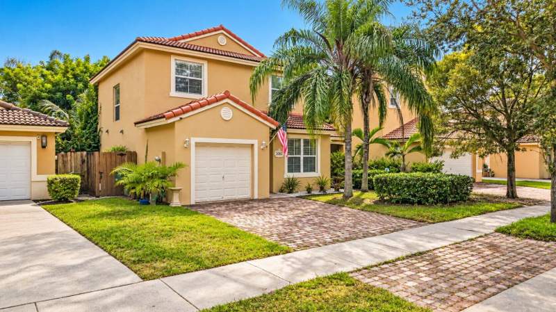 3 bedroom SingleFamilyResidence at 2002 SE 14th Court, Shores At Keys Gate, Homestead — photo 2