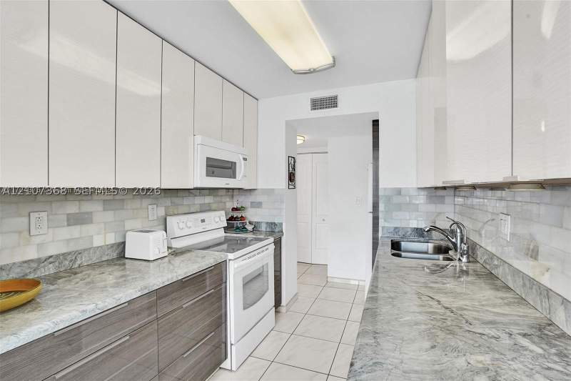 1 bedroom Condominium at 251 174th St 415, Winston Towers 200, Sunny Isles Beach — photo 2