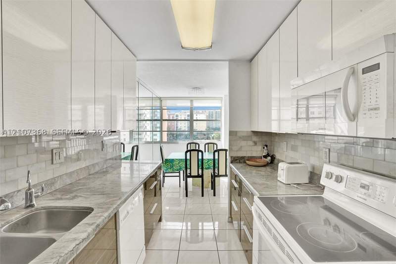 1 bedroom Condominium at 251 174th St 415, Winston Towers 200, Sunny Isles Beach — photo 3