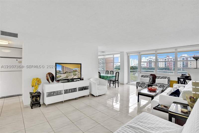 1 bedroom Condominium at 251 174th St 415, Winston Towers 200, Sunny Isles Beach — photo 5