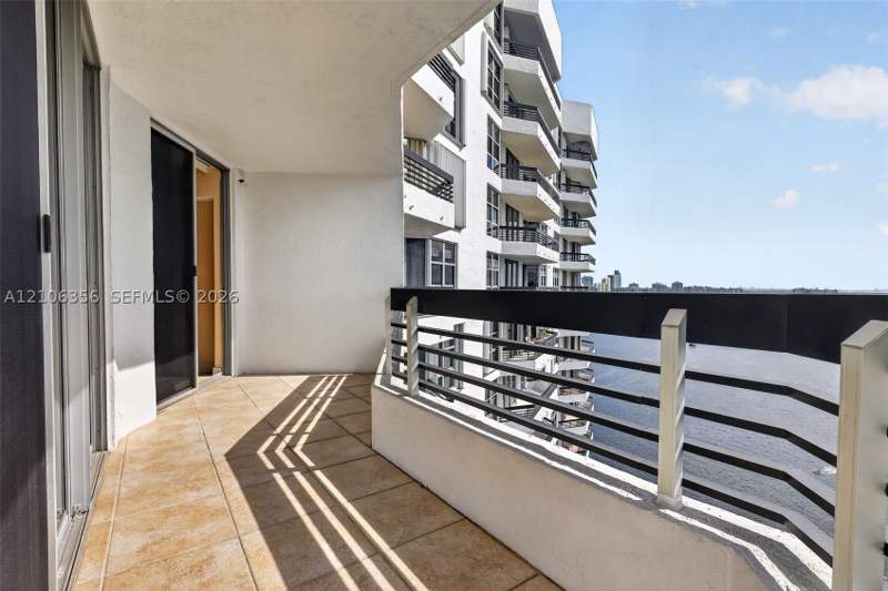 1 bedroom Condominium at 19195 NE 36th Ct 2704, Mystic Pointe Condo No Tw, Aventura — photo 2