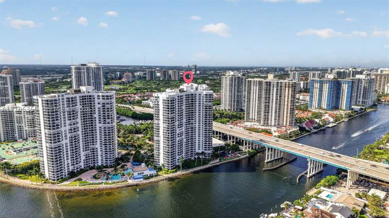 1 bedroom Condominium at 19195 NE 36th Ct 2704, Mystic Pointe Condo No Tw, Aventura — photo 4