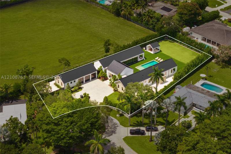 5 bedroom SingleFamilyResidence at 6973 SW 151st St, Old Cutler Estates Sec 3, Palmetto Bay — photo 2