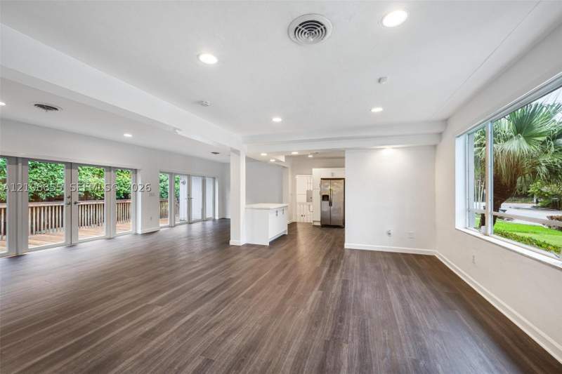 3 bedroom SingleFamilyResidence at 9520 E Broadview Dr, Bay Harbor Island, Bay Harbor Islands — photo 2