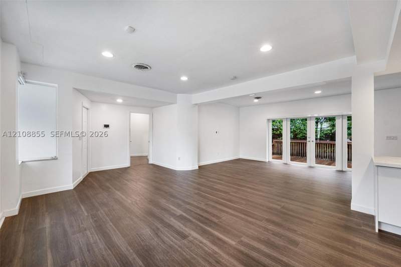 3 bedroom SingleFamilyResidence at 9520 E Broadview Dr, Bay Harbor Island, Bay Harbor Islands — photo 3