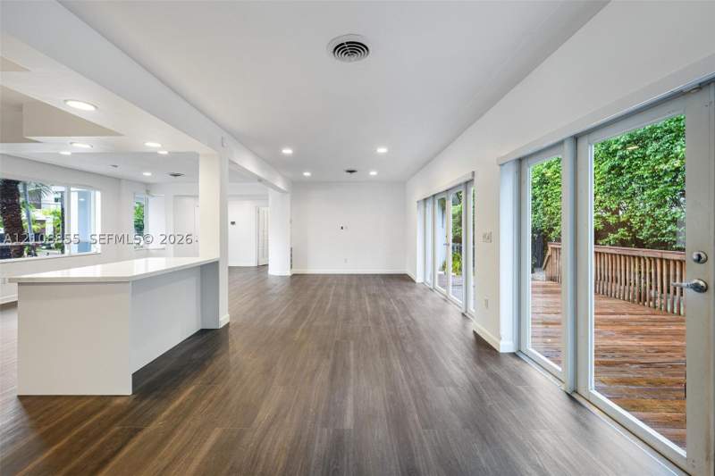 3 bedroom SingleFamilyResidence at 9520 E Broadview Dr, Bay Harbor Island, Bay Harbor Islands — photo 4