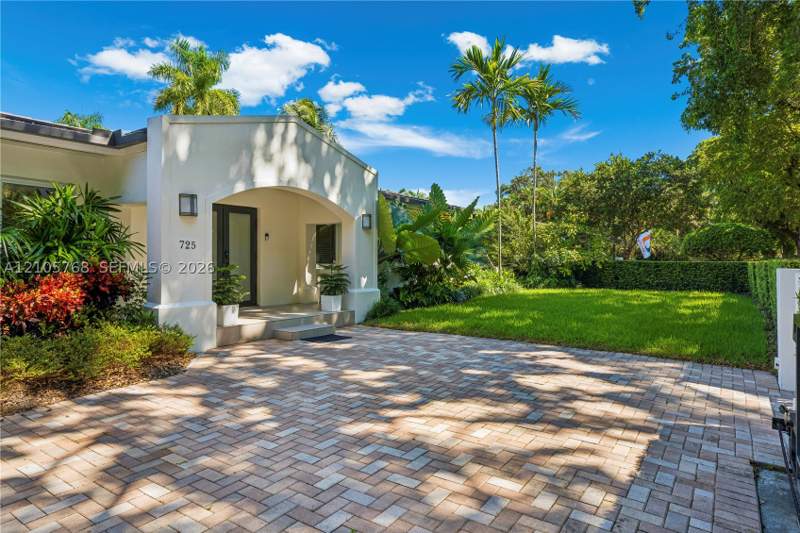 3 bedroom SingleFamilyResidence at 725 Tiziano Ave, Coral Gables Bisc Bay Sec, Coral Gables — photo 4