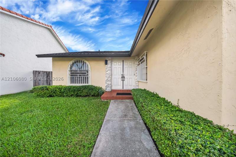 3 bedroom SingleFamilyResidence at 6039 SW 152nd Ct, Westwind Lakes Sec 5, Miami — photo 4