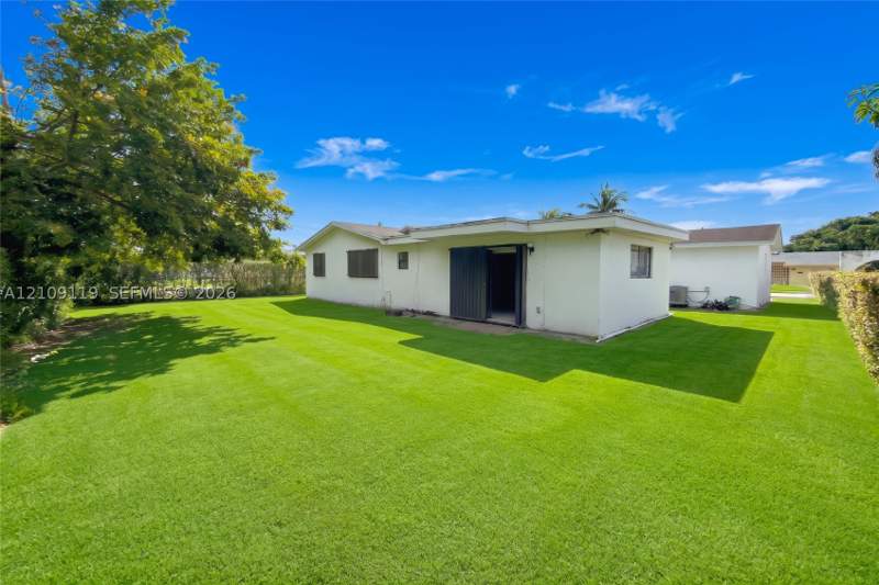 5 bedroom SingleFamilyResidence at 445 NW 202nd Ter, Andover, Miami Gardens — photo 2