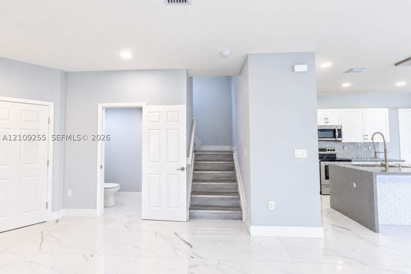 4 bedroom SingleFamilyResidence at 3567 W 110th Ter, Aquabella North, Hialeah — photo 5