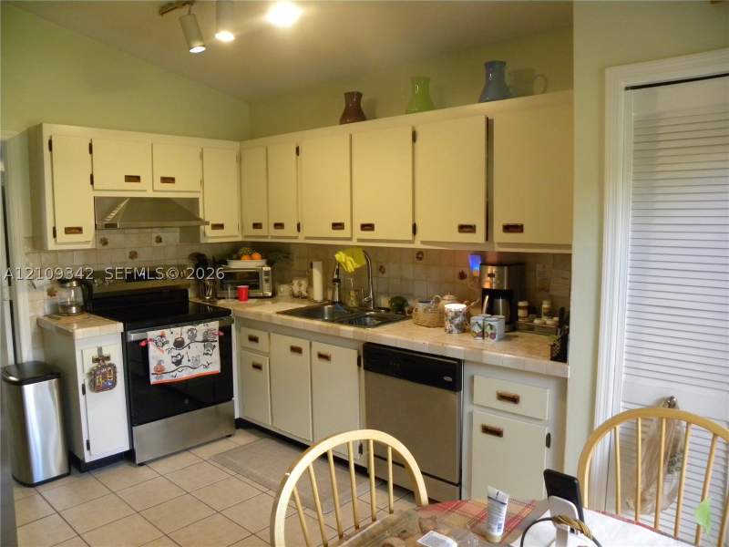 4 bedroom SingleFamilyResidence at 15385 SW 57th Ter, Westwind Lakes Sec 4, Miami — photo 3
